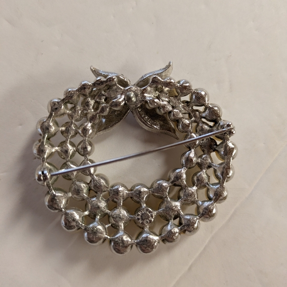 Classic Pearl and Rhinestone Costume Brooch - Picture 4 of 7